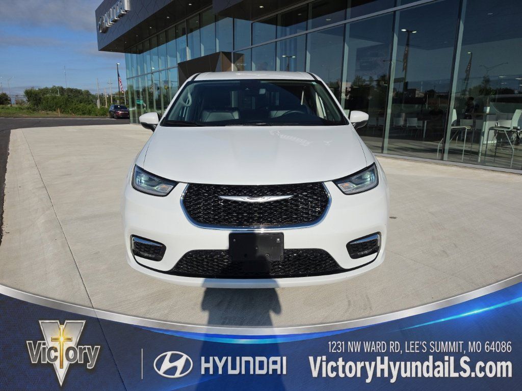 Used 2023 Chrysler Pacifica Touring-L FWD image 8