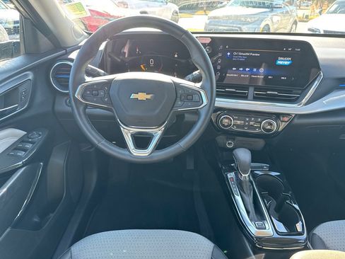 Certified 2025 Chevrolet Trax LT w/ LT Convenience Package image 23