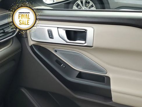 Used 2020 Ford Explorer Platinum w/ Premium Technology Package image 25