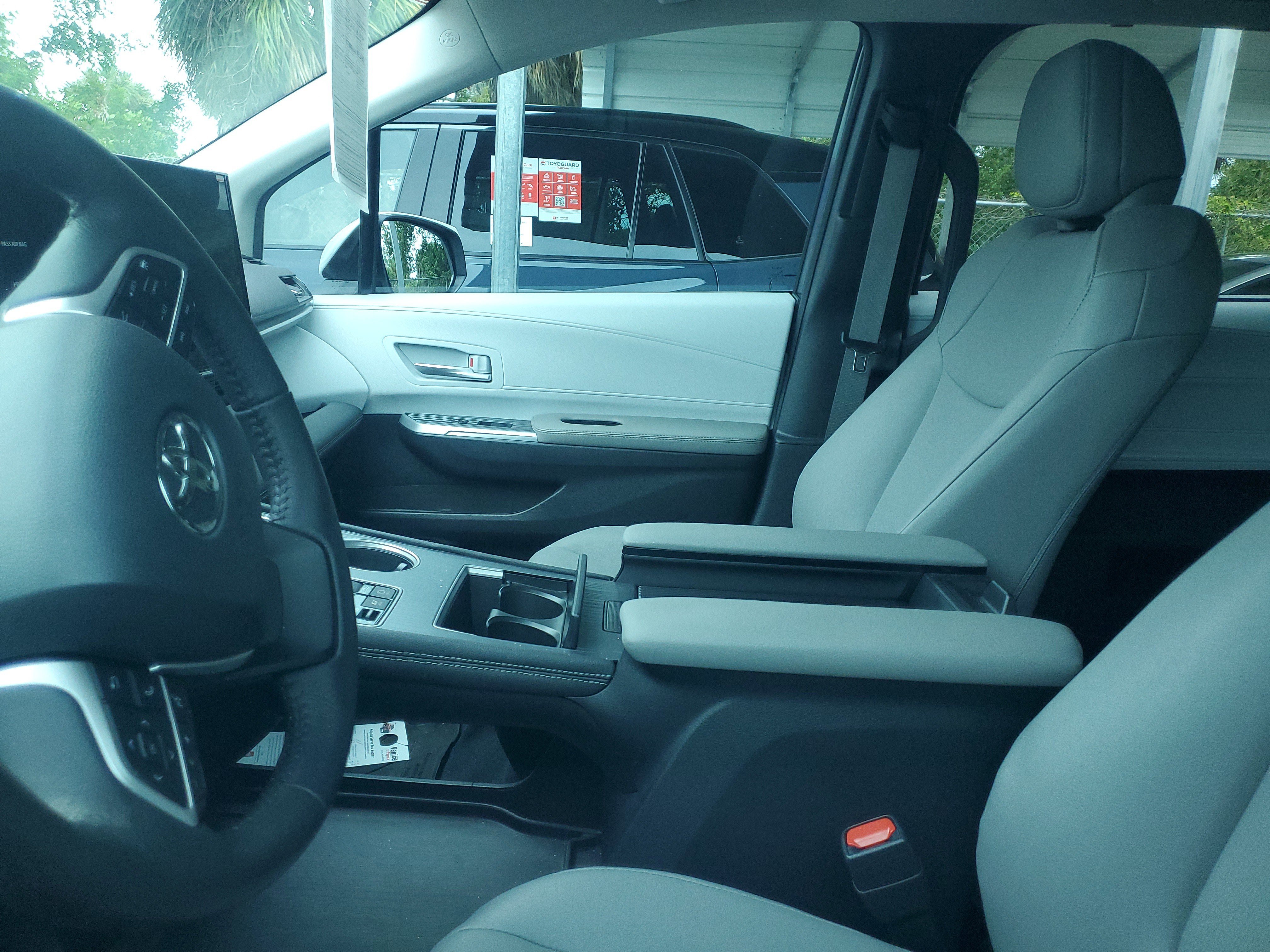 Used 2025 Toyota Sienna XLE FWD image 10