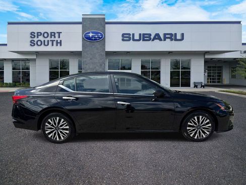 Used 2024 Nissan Altima 2.5 SV FWD image 2