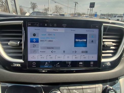 Used 2024 Chrysler Pacifica Touring-L image 17