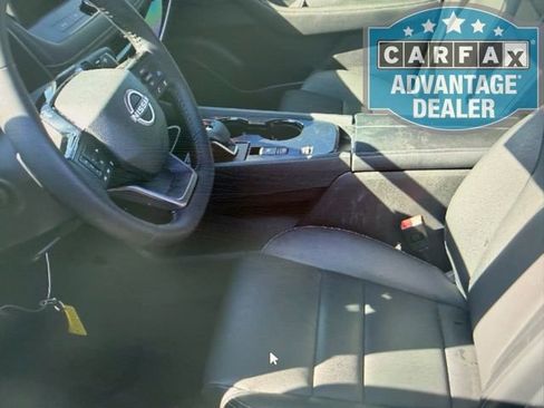 Used 2025 Nissan Rogue SL w/ SL Premium Package FWD image 4