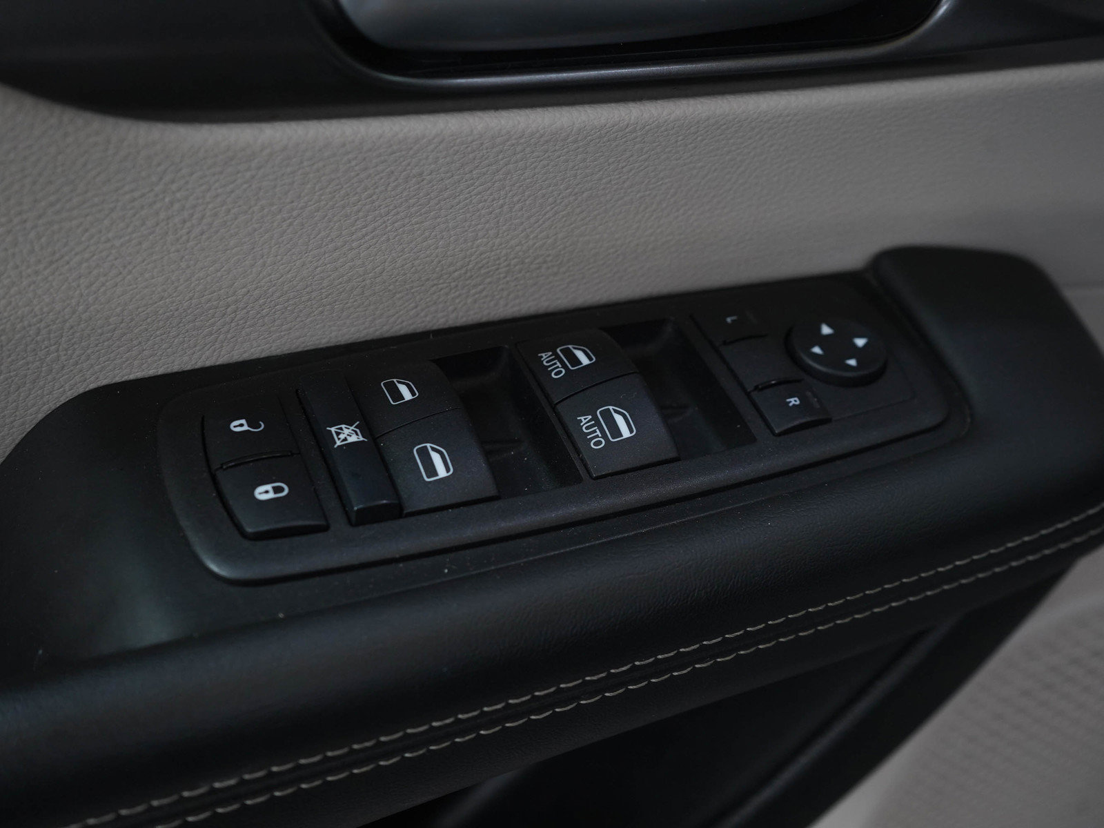 Used 2024 Chrysler Pacifica Limited FWD image 22