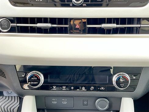 New 2025 Mitsubishi Outlander SE image 15