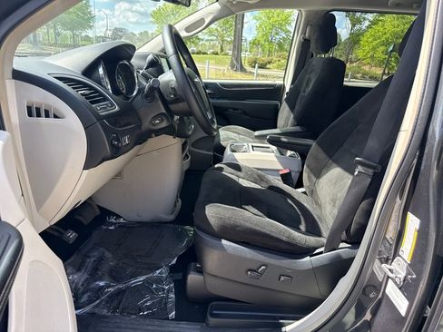 Used 2012 Chrysler Town & Country Touring image 13