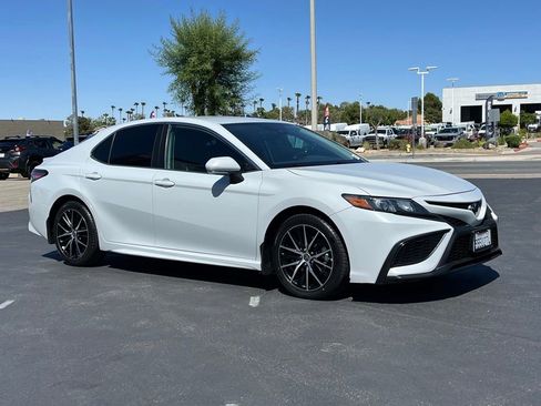 Used 2022 Toyota Camry SE FWD image 1