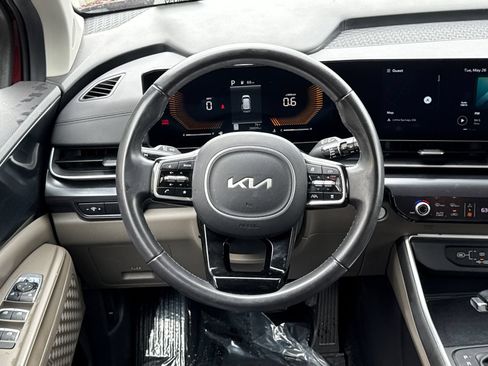 Used 2025 Kia Carnival FWD image 21