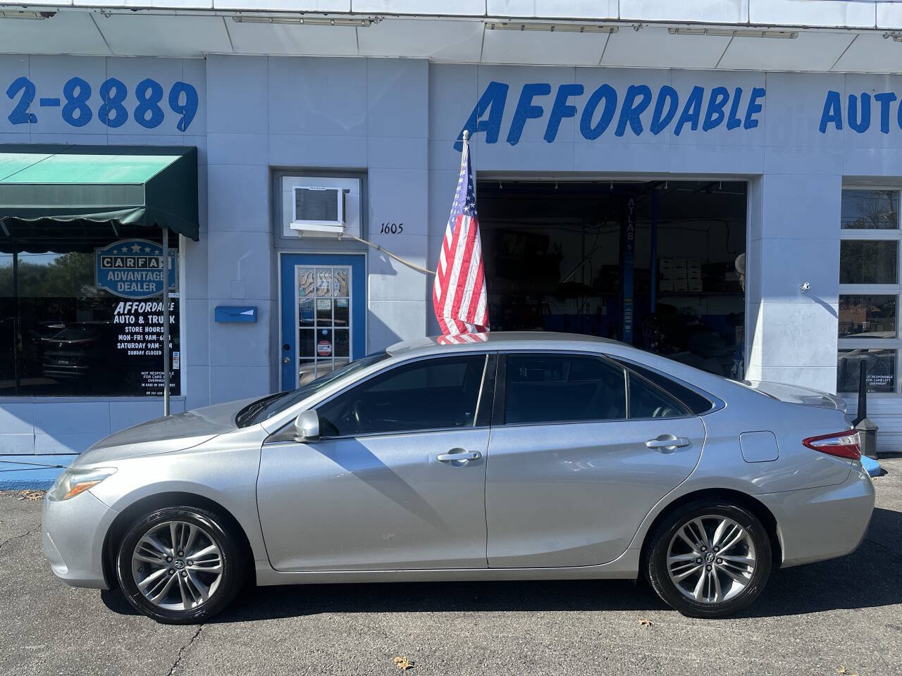 Used 2017 Toyota Camry SE FWD image 8