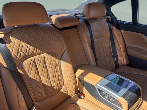 Used 2021 BMW 750i xDrive w/ Luxury Rear Seating Package image 25