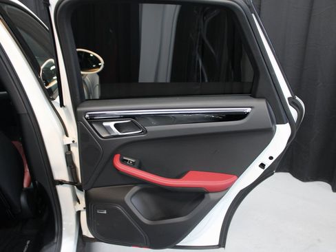 Certified 2025 Porsche Macan image 23