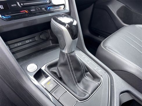 Used 2022 Volkswagen Tiguan SE R-Line image 11