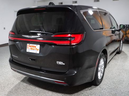 Used 2023 Chrysler Pacifica Touring-L FWD image 7