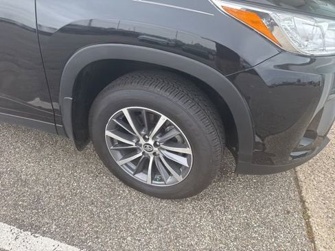 Used 2019 Toyota Highlander XLE AWD/4WD image 3