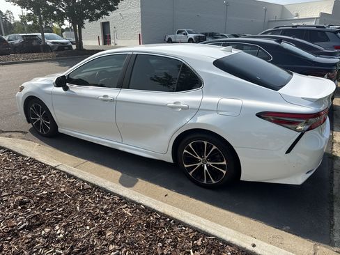 Used 2019 Toyota Camry SE w/ Convenience Package FWD image 10