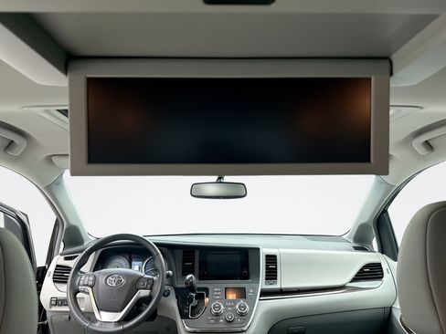 Used 2017 Toyota Sienna XLE Premium FWD image 7