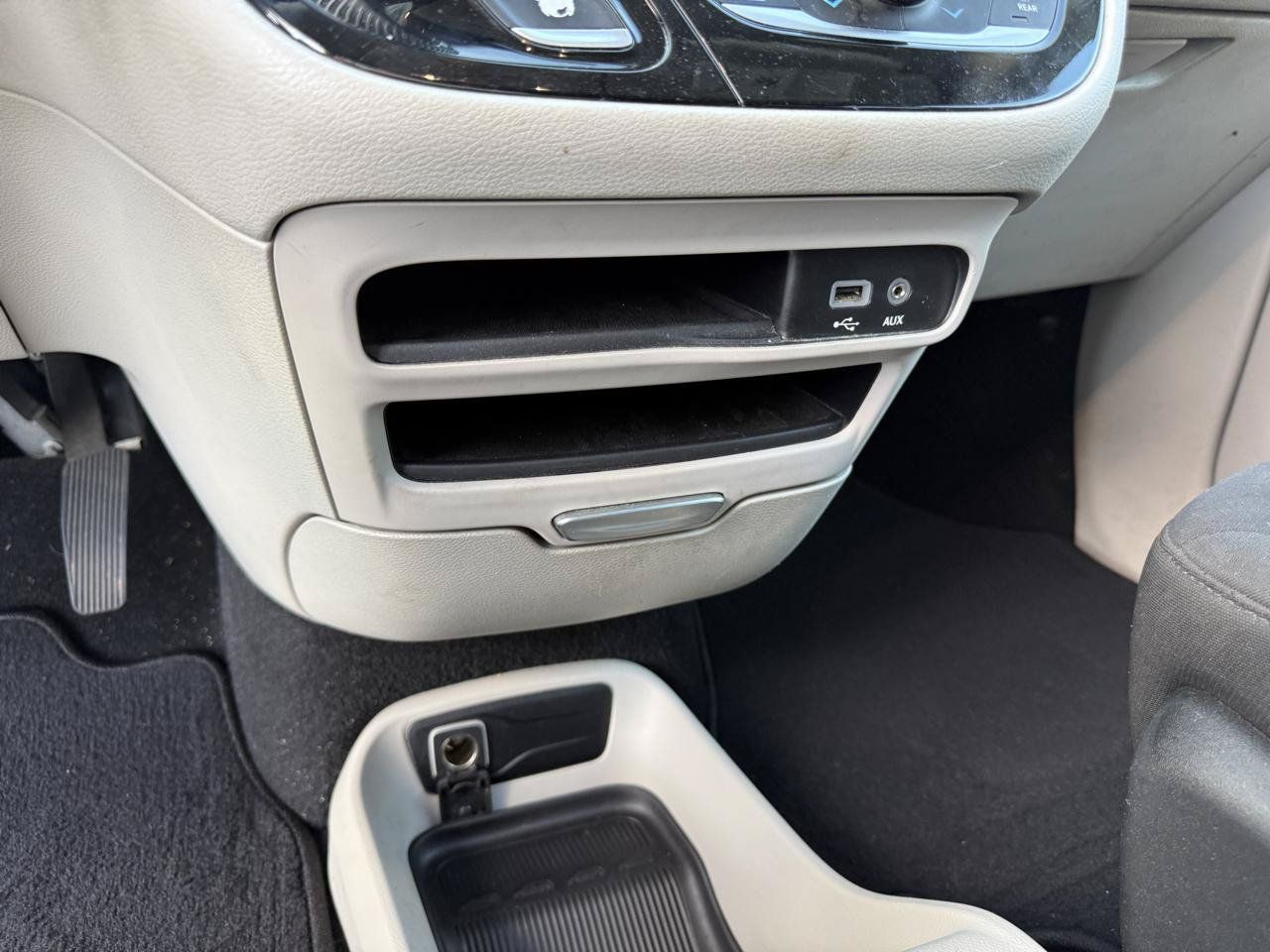 Used 2020 Chrysler Voyager LX w/ Cold Weather Group FWD image 18