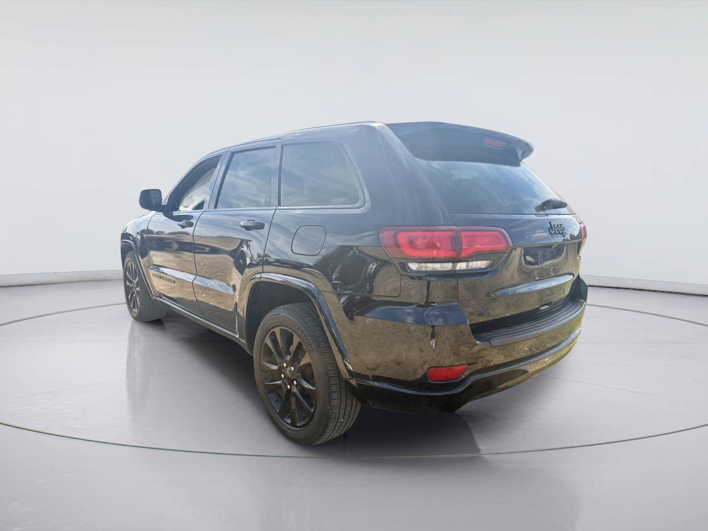 Used 2019 Jeep Grand Cherokee Altitude RWD image 3