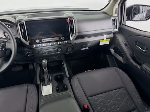 Used 2025 Nissan Frontier SV image 33