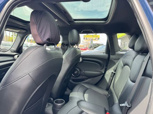 Used 2017 MINI Cooper 4-Door Hardtop image 13