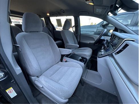 Used 2018 Toyota Sienna LE image 15