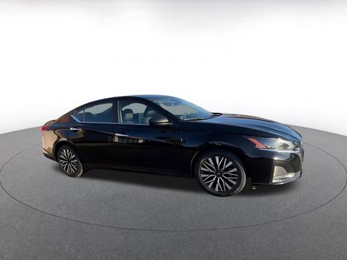 Used 2025 Nissan Altima 2.5 SV FWD image 2