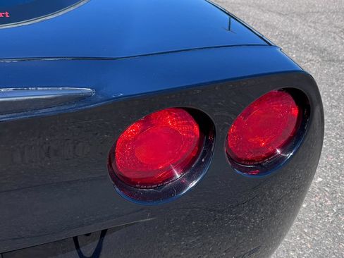 Used 2005 Chevrolet Corvette Coupe w/ Preferred Equipment Group RWD image 11