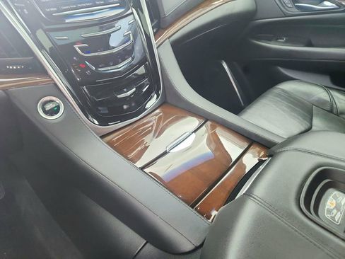 Used 2019 Cadillac Escalade Luxury image 16