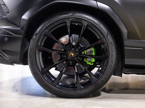 Used 2022 Lamborghini Urus AWD/4WD image 25