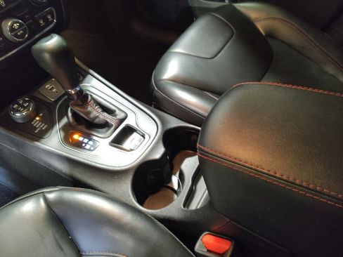 Used 2019 Jeep Cherokee Trailhawk w/ Cold Weather Group image 26