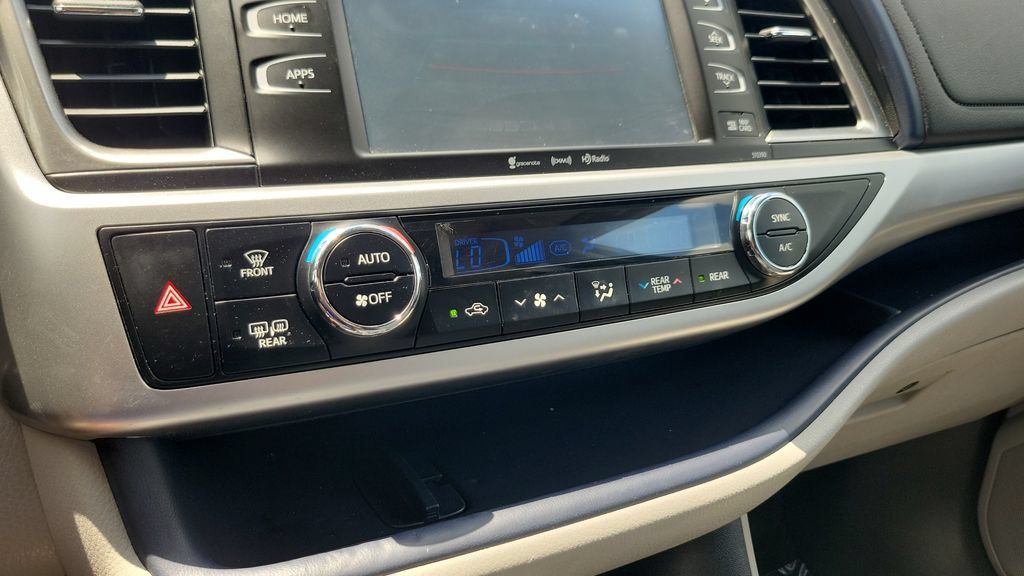 Used 2019 Toyota Highlander XLE AWD/4WD image 19