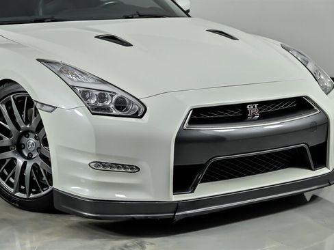 Used 2016 Nissan GT-R Premium AWD/4WD image 3