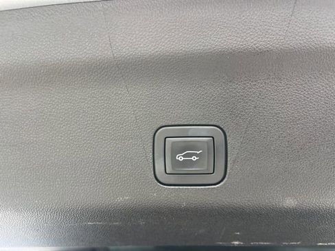 Used 2025 Chevrolet Suburban LT RWD image 7