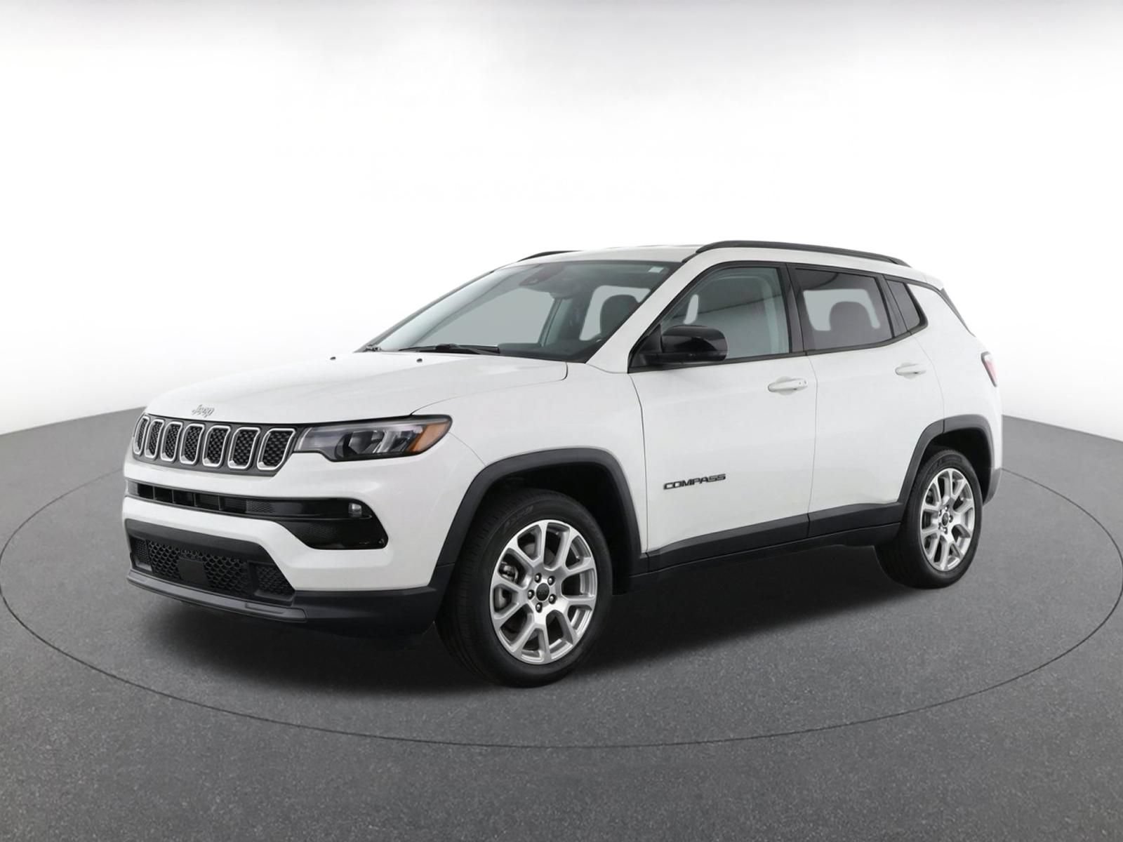 Used 2025 Jeep Compass Limited AWD/4WD image 3