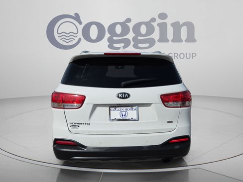 Used 2016 Kia Sorento FWD w/ LX Convenience Package image 4
