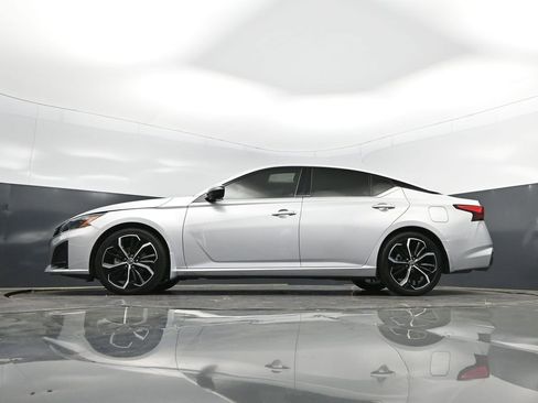 Used 2024 Nissan Altima 2.5 SR w/ SR Premium Package image 39