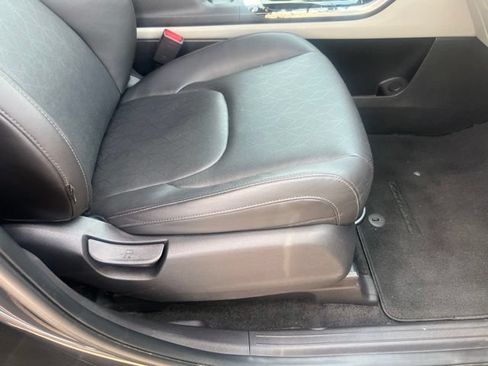 Used 2024 Kia Carnival EX FWD image 7