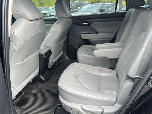 Used 2023 Toyota Highlander XLE AWD/4WD image 11