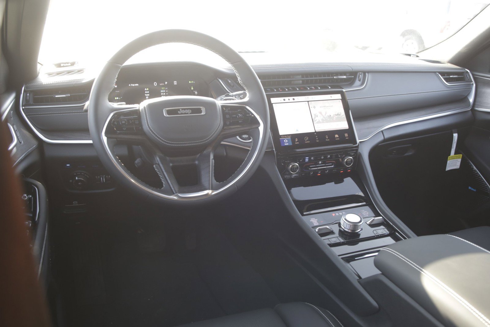 New 2022 Jeep Grand Cherokee Overland w/ Luxury Tech Group IV AWD/4WD image 11