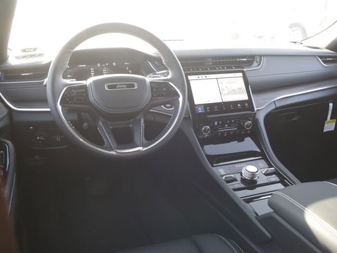 New 2022 Jeep Grand Cherokee Overland w/ Luxury Tech Group IV image 11