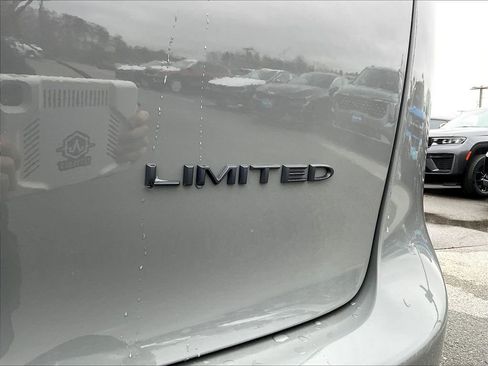 Used 2025 Chrysler Pacifica Limited FWD image 27