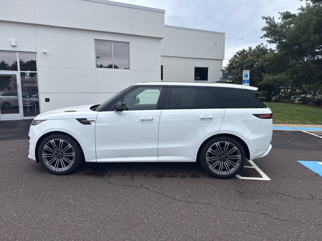 Used 2024 Land Rover Range Rover Sport Dynamic SE AWD/4WD image 2