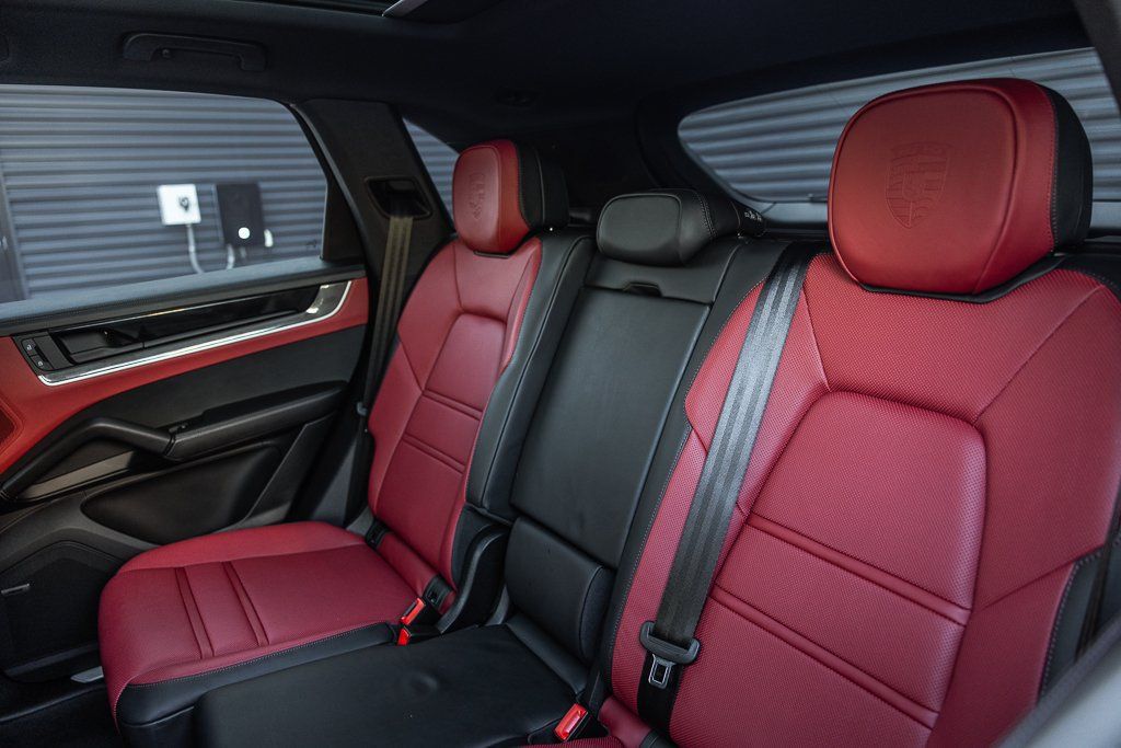 Certified 2025 Porsche Cayenne E-Hybrid AWD/4WD image 17