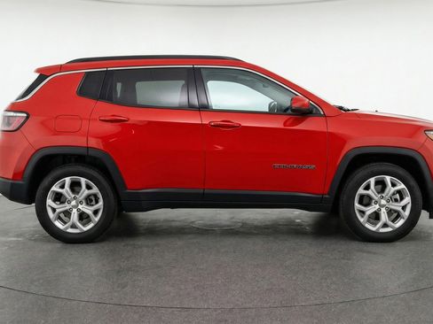 Used 2025 Jeep Compass Latitude image 11