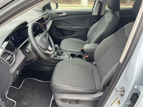 Certified 2025 Volkswagen Taos SE image 16