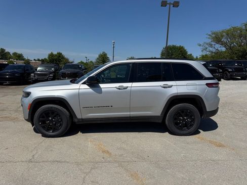 New 2026 Jeep Grand Cherokee Altitude AWD/4WD image 9