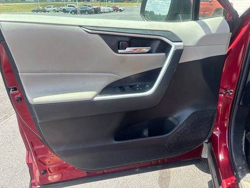Used 2021 Toyota RAV4 XLE FWD image 6