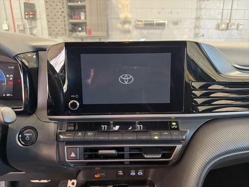 Used 2025 Toyota Camry SE image 15