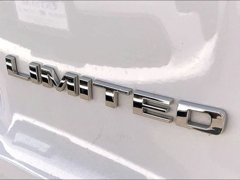 Used 2019 Jeep Cherokee Limited w/ Technology Group FWD image 7