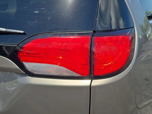 Used 2017 Chrysler Pacifica Touring FWD image 8